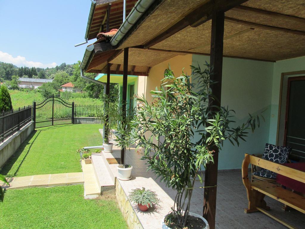 Pri Orehite Guesthouse Oreshak  Exterior photo