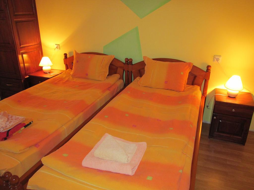 Pri Orehite Guesthouse Oreshak  Exterior photo