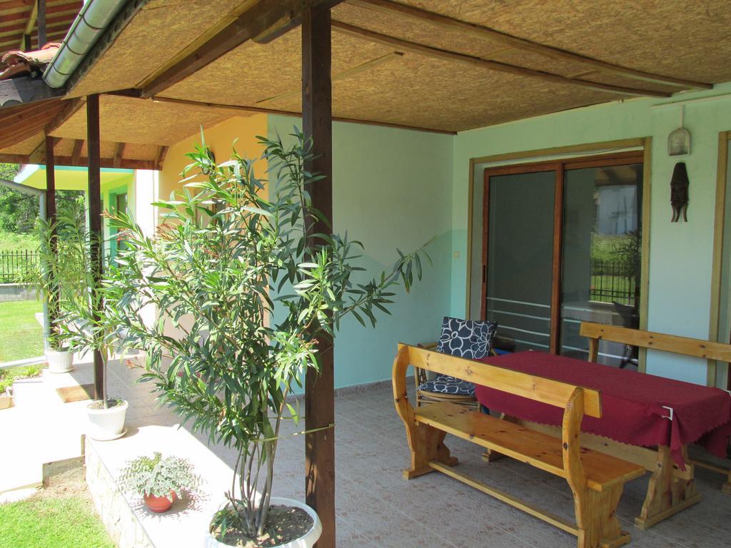 Pri Orehite Guesthouse Oreshak  Exterior photo